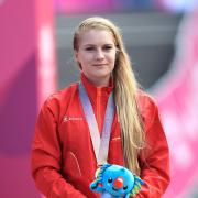 England's Evie Richards with her silver medal after the Women's Cross-country at the Nerang Mountain Bike Trails during day eight of the 2018 Commonwealth Games in the Gold Coast, Australia. PRESS ASSOCIATION Photo. Picture date: Thursday April