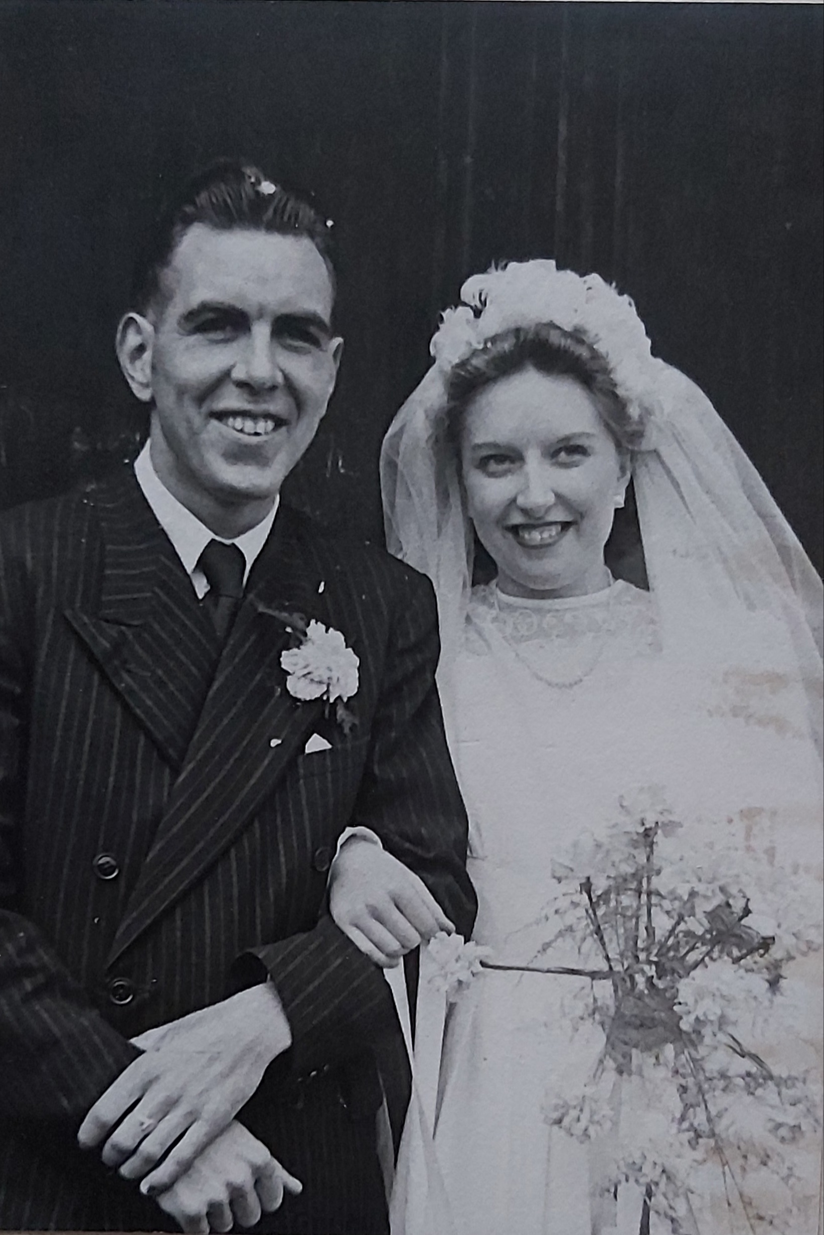 Ευτυχισμένο ζευγάρι Roy και Eve Harris αφού παντρεύτηκαν το 1951