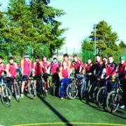 􀁬􀁬 Malvern under 15s’ squad line up ahead of their sponsored bike ride to raise cash for their end-of-season tour to Devon.